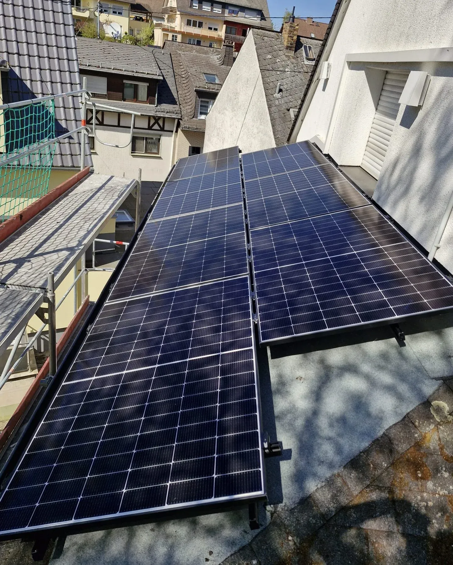 Vissoltec-Montageteam bei der zügigen Installation einer Photovoltaikanlage