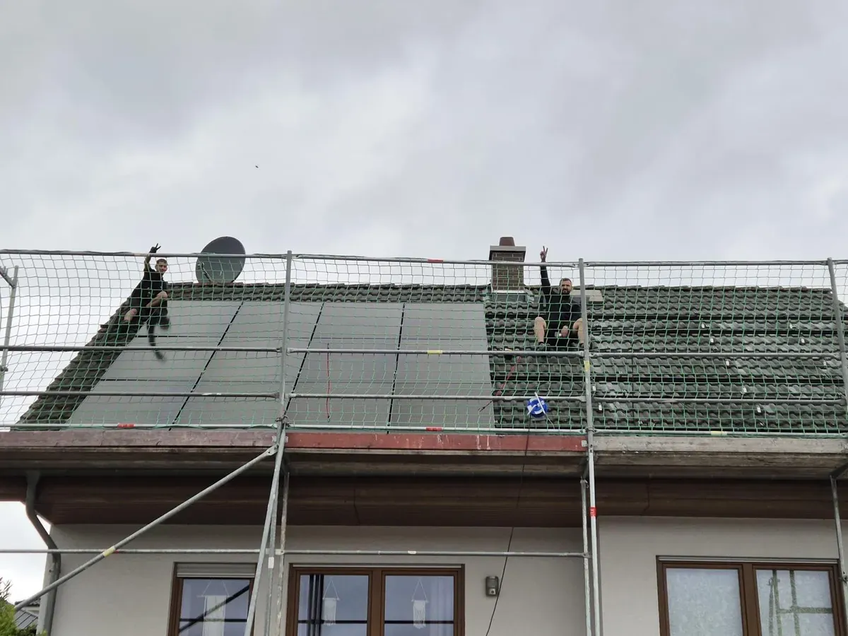 Das Vissoltec-Montageteam auf dem Dach nach erfolgreicher Installation